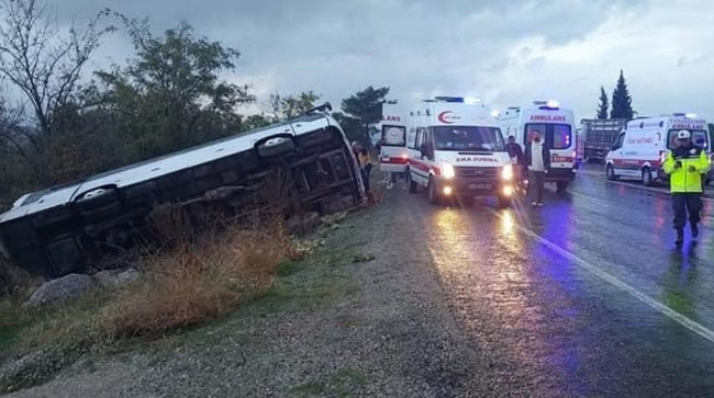 Denizli'de katliam gibi kaza: Tur otobüsü devrildi... Ölü ve çok sayıda yaralı var - Resim : 1
