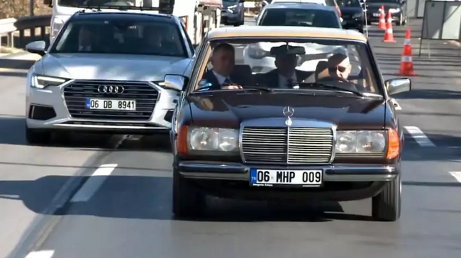 MHP lideri Bahçeli Ankara sokaklarında! Atatürk'ün sevdiği şarkıyla turladı! - Resim : 1