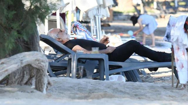 Çırılçıplak görüntülenen Sinan Çetin’den olay hareket! Bu sefer kıyafetleriyle güneşlendi - Resim : 2