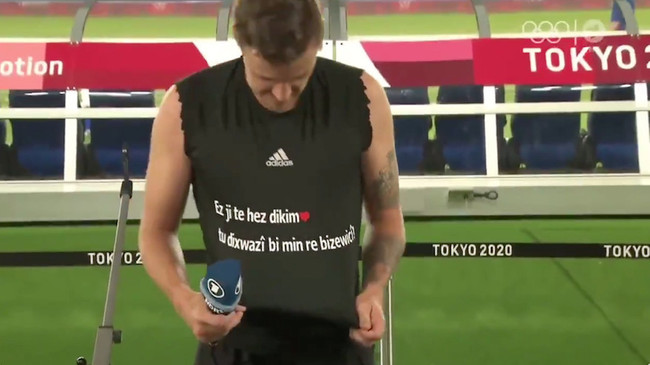 Max Kruse’den Kürtçe evlilik teklifi! Canlı yayına damga vurdu! - Resim : 1