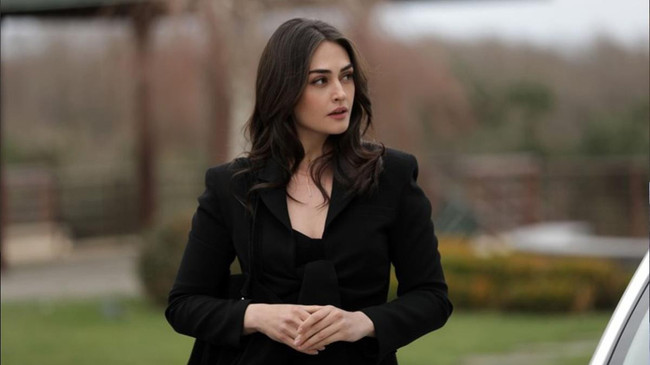 Esra Bilgiç yaptıklarıyla set ekibini bezdirdi! - Resim : 1