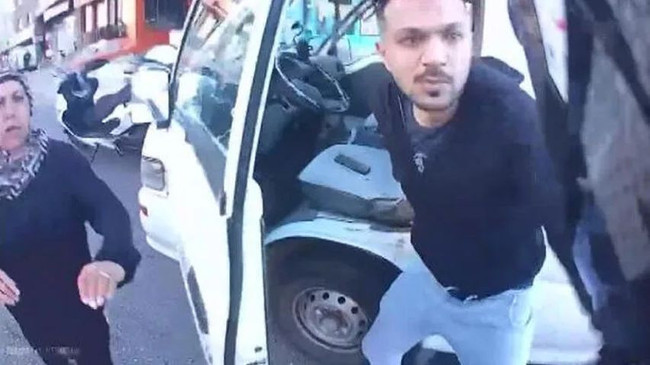 İstanbul trafiğinde minibüsçü dehşeti! Tartıştığı motosiklet sürücüsünü 7 yerinden bıçakladı - Resim : 1