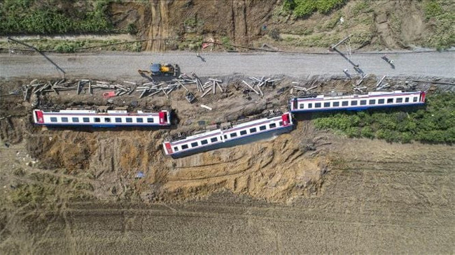 Habertürk spikerinden canlı yayında AK Parti’ye istifa tepkisi! ‘Çorlu tren kazasını hatırlattı…’ - Resim : 1
