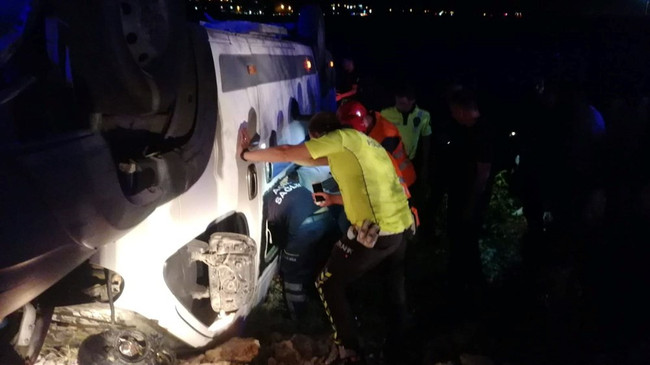 İşçilerin minibüsü kavun tarlasına uçtu: 11 yaralı! - Resim : 1