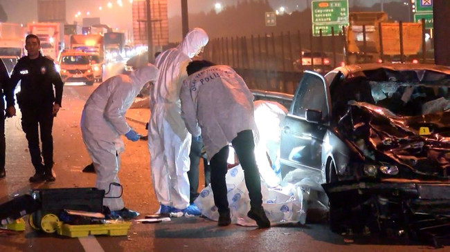 TEM'de korkunç kaza: Bir aile yok oldu! Araçla aralarına daldı: 5 ölü… - Resim : 1