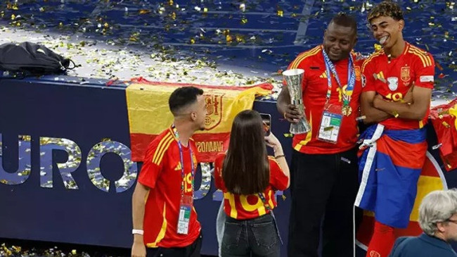 17’lik yıldız Lamine Yamal'a ihanet şoku: Beni mahvedeceksin! Başka bir erkekle canlı yayın açtı… - Resim : 2