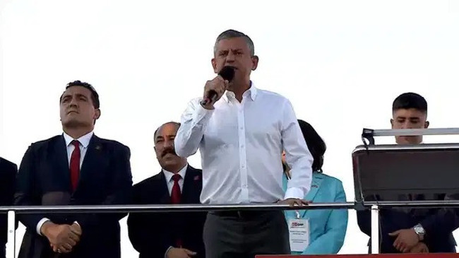 Özel'den Sivas’ta demokrasi ve adalet vurgusu! "Demokrasiyi askıya almak darbeciliktir" - Resim : 2