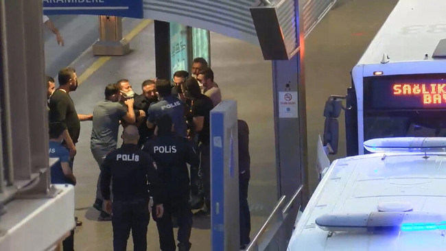 İstanbul'da metrobüste rehine krizi! Özel harekât devreye girdi, gözaltına alındı - Resim : 1