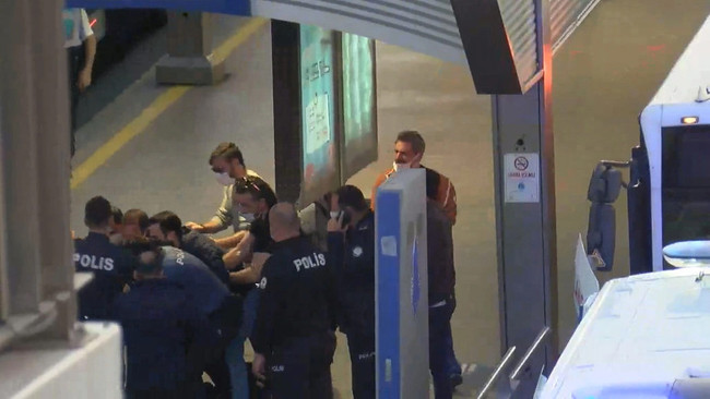İstanbul'da metrobüste rehine krizi! Özel harekât devreye girdi, gözaltına alındı - Resim : 3