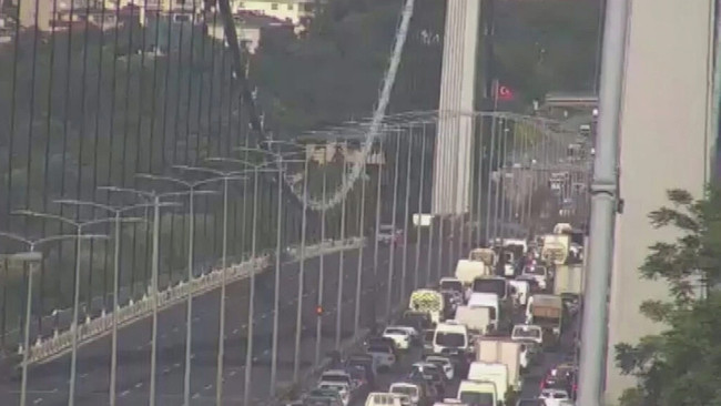 Köprüde araç yangını! Trafik durma noktasına geldi - Resim : 2