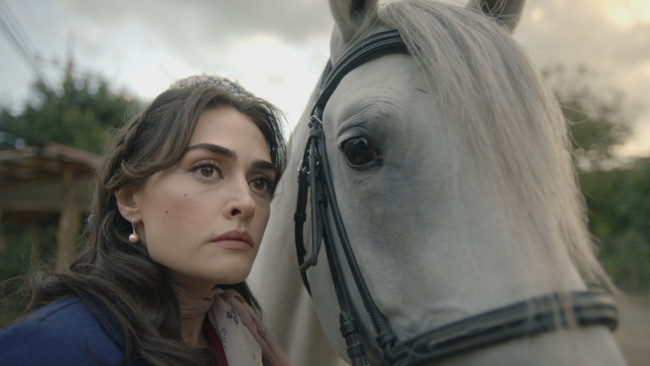 Esra Bilgiç yaptıklarıyla set ekibini bezdirdi! - Resim : 2