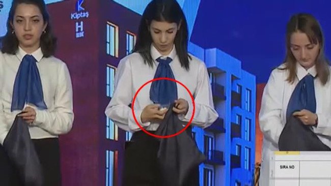 KİPTAŞ kurasında "hile" tartışmasına yol açan yeni görüntü! Hostes topa bakıp torbaya geri attı - Resim : 2