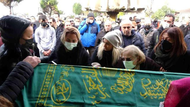 Cenazede tek yürek oldular! Şafak Mahmutyazıcıoğlu'nun eski eşi ve Ece Erken aynı karede - Resim : 1