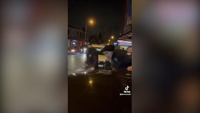 Sosyal medyada gündem oldu! Bekçinin magandanın elinden silahı aldığı anlar kamerada - Resim : 1