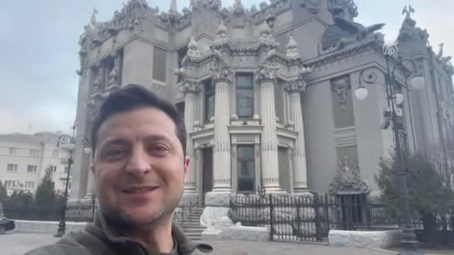 Ukrayna Devlet Başkanı Zelenski yeni güne meydan okuyarak başladı! "Ben buradayım!" - Resim : 1