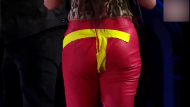 Katy Perry şarkı söylerken pantolonu yırtıldı! Canlı yayında her yerini bantladı - Resim : 2