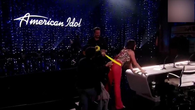 Katy Perry şarkı söylerken pantolonu yırtıldı! Canlı yayında her yerini bantladı - Resim : 1