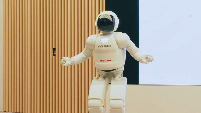 Robot Asimo, son gösterisini yaparak emekliliğe yelken açtı: Gözyaşlarına boğuldular - Resim : 1