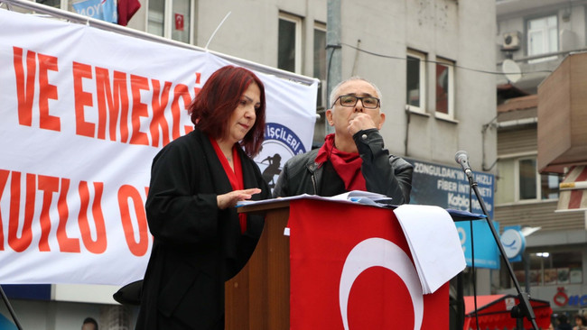 1 Mayıs kutlamalarında 'pankart' gerilimi: Bu kürsüde faşist bir kadın var! - Resim : 3