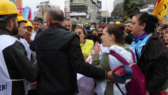 1 Mayıs kutlamalarında 'pankart' gerilimi: Bu kürsüde faşist bir kadın var! - Resim : 4