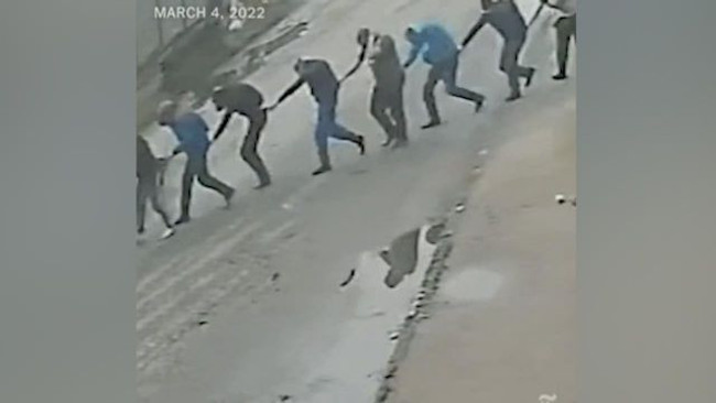 Dünya bu infaz görüntülerini konuşuyor! Adım adım ölüme gittiler - Resim : 2