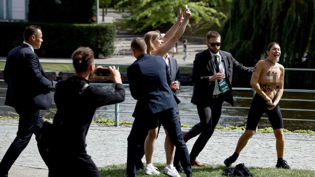 Scholz’un yanında çıplak eylem! Ne yapacağını şaşırdı - Resim : 1