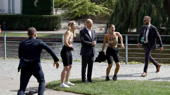 Scholz’un yanında çıplak eylem! Ne yapacağını şaşırdı - Resim : 2