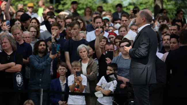 Scholz’un yanında çıplak eylem! Ne yapacağını şaşırdı - Resim : 3