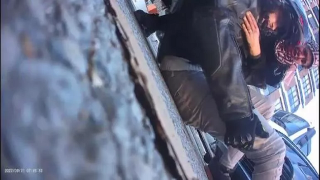 İstanbul trafiğinde minibüsçü dehşeti! Tartıştığı motosiklet sürücüsünü 7 yerinden bıçakladı - Resim : 2