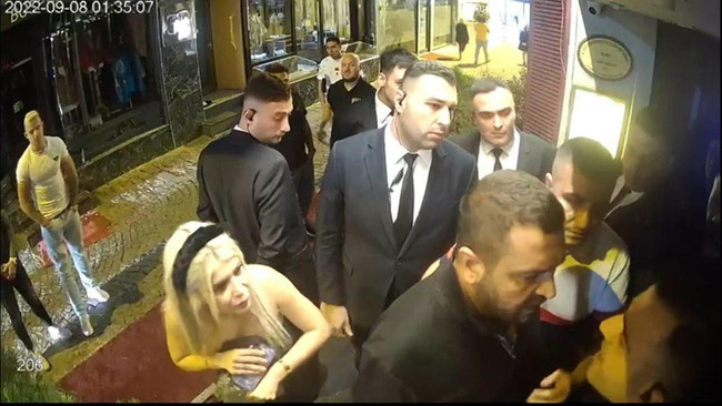 Ünlü eğlence mekanında takım elbiseli dehşeti! Kadın, erkek demeden dakikalarca dövdüler - Resim : 1