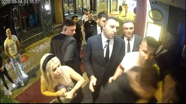 Ünlü eğlence mekanında takım elbiseli dehşeti! Kadın, erkek demeden dakikalarca dövdüler - Resim : 2