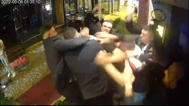 Ünlü eğlence mekanında takım elbiseli dehşeti! Kadın, erkek demeden dakikalarca dövdüler - Resim : 3