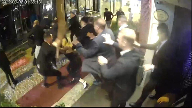 Ünlü eğlence mekanında takım elbiseli dehşeti! Kadın, erkek demeden dakikalarca dövdüler - Resim : 4