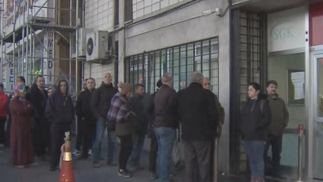 EYT kararı sonrası ilk gün! SGK önünde uzun kuyruklar oluştu - Resim : 1