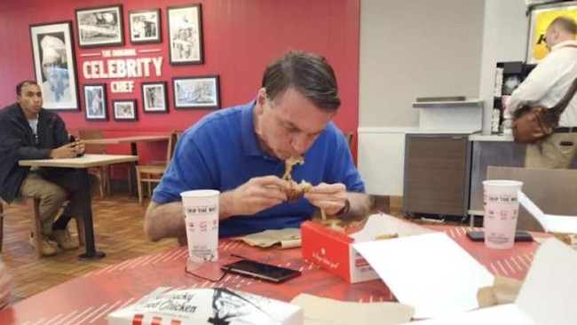 Ülkeden kaçan eski devlet başkanı fast food zincirinde ortaya çıktı - Resim : 2