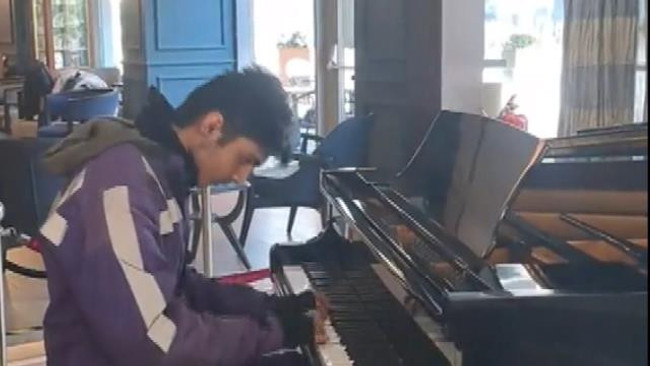 Sosyal medyada gündem olan piyanist kurye: Kendi kendime çalmayı öğrendim - Resim : 2
