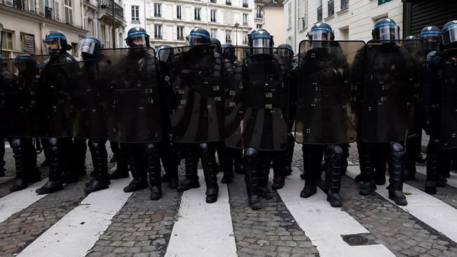 Fransa'da emekli protestosu! 1 milyondan fazla kişi sokaklara indi - Resim : 1