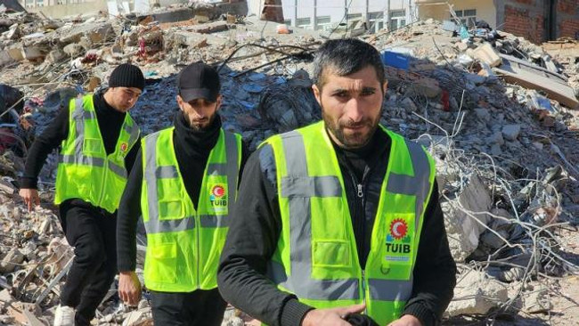 Depremin simgelerinden biri olan Server Beşirli'ye otomobil hediye edildi - Resim : 2