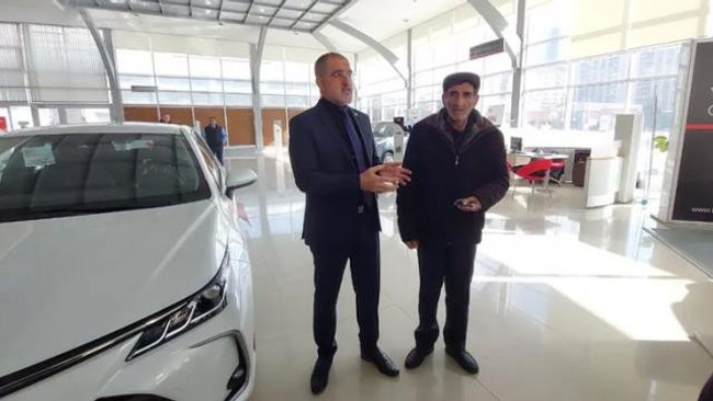 Depremin simgelerinden biri olan Server Beşirli'ye otomobil hediye edildi - Resim : 3