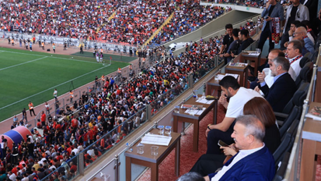 Şampiyonluk kutlamasında bakana protesto! Kulüp açıklama yapmak zorunda kaldı - Resim : 2