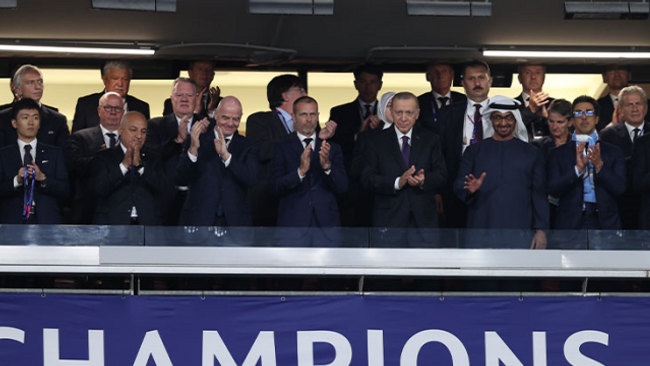 Cumhurbaşkanı Erdoğan, Devler Ligi finalinde! Yanındaki isimler dikkat çekti - Resim : 2