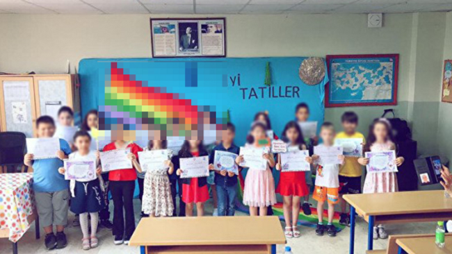 Fotoğrafı çektiren öğretmen için harekete geçildi! Milli Eğitim Bakanı açıklama yaptı - Resim : 1