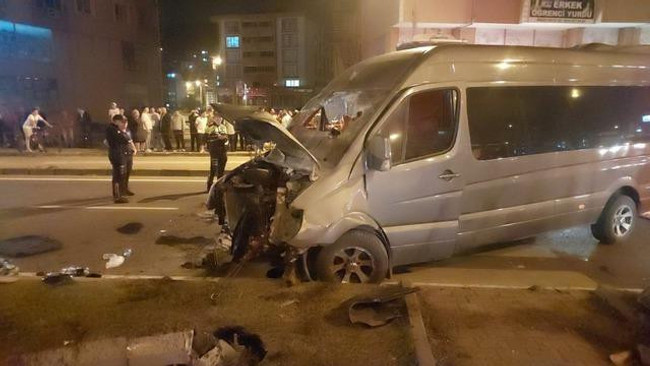 Ünlü rapçiler konsere giderken trafik kazası geçirdi! Etkinlik iptal edildi... - Resim : 1