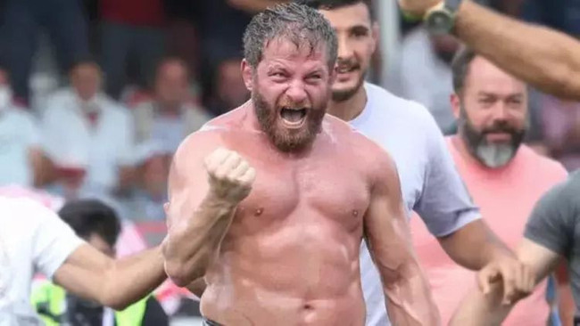 Seyirciler ile tartışan güreşçi İsmail Balaban, basın mensubuna görüntüleri sildirdi! - Resim : 1