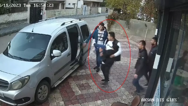 14 yaşındaki çocuğa kurşun yağdırdı - Resim : 1