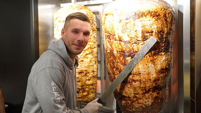 Galatasaray'ın eski futbolcusu Lukas Podolski dönerci oldu! Döner zinciriyle servetine servet kattı… - Resim : 2