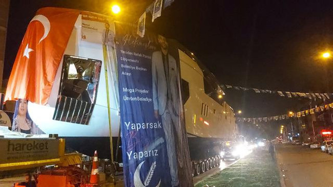 Böyle seçim konvoyu görülmedi! Lüks yatı kamyona yükleyip oy istedi - Resim : 1