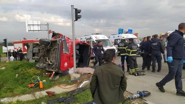 Tekirdağ'da tır ile minibüs çarpıştı: 5 ölü, 10 yaralı - Resim : 1