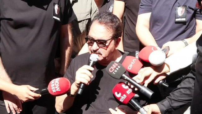 Oyuncu Aydemir Akbaş, son yolculuğuna uğurlandı! Tatlıses, gözyaşlarına hakim olamadı… - Resim : 1