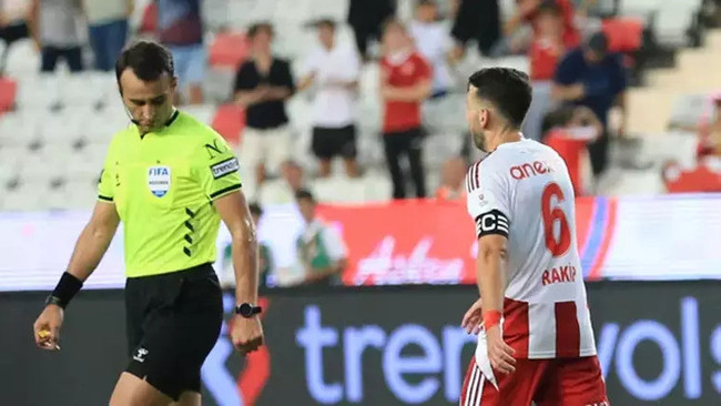 Süper Lig'de olay: Hakem Atilla Karaoğlan darbedildi! 'Görüntüleri vermek istemiyoruz çünkü...' - Resim : 1